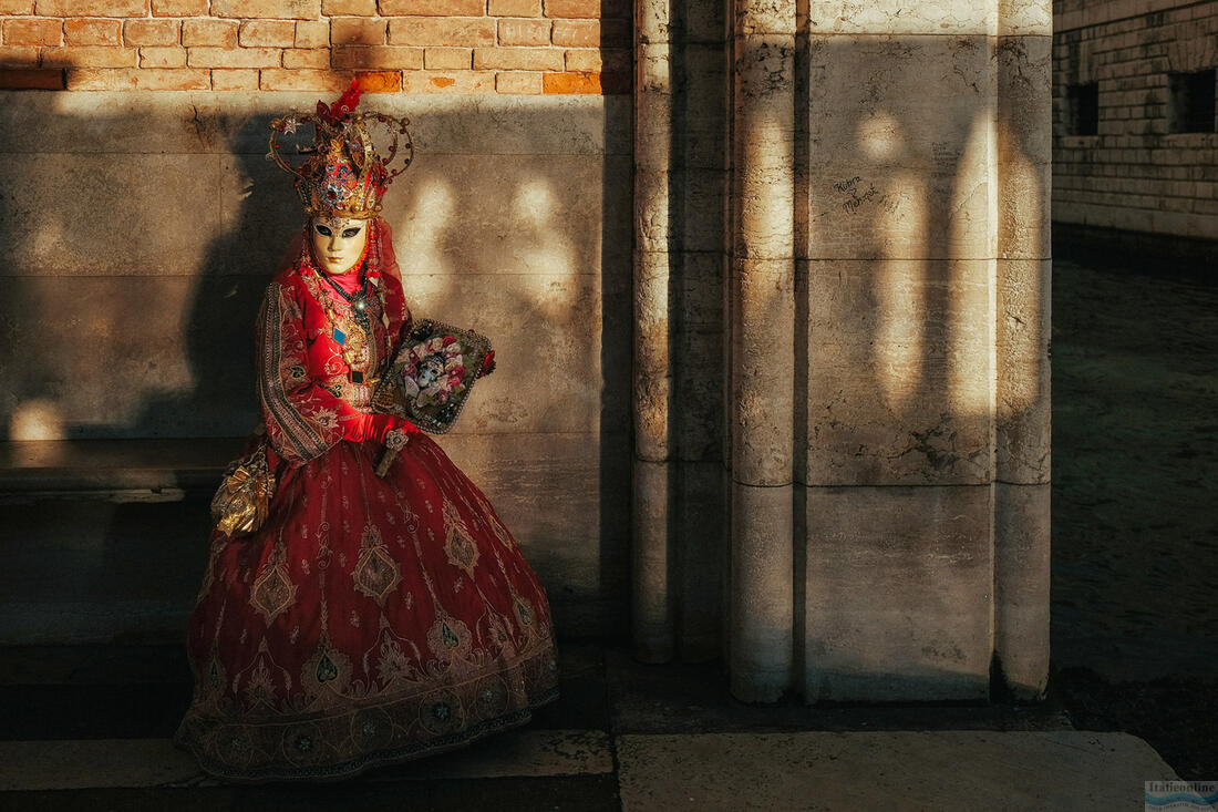 Hölgy tükrös piros jelmezben, Velencei Karnevál 2016