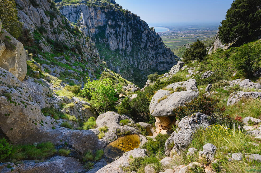 Skalnatý terén v národním parku Gargano, v pozadí záliv Manfredonia 