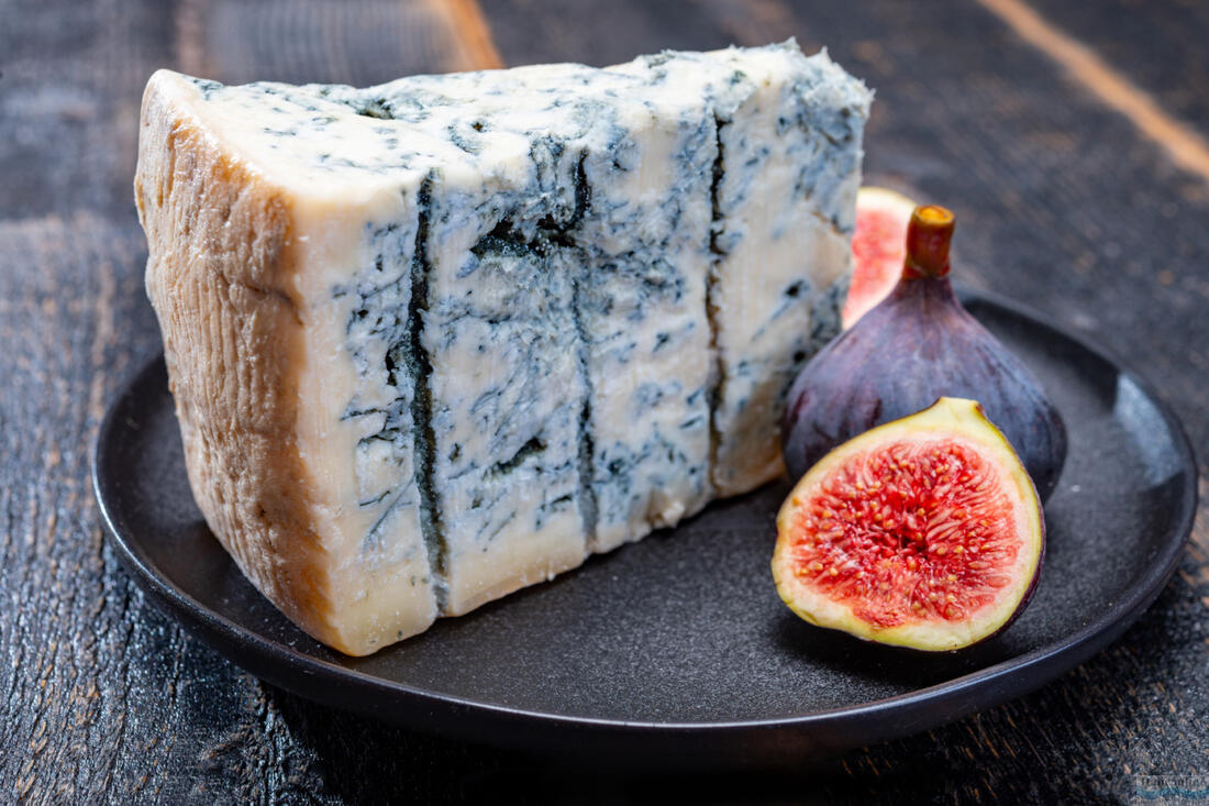 Włoski ser pleśniowy Gorgonzola Piccante z niebieską pleśnią z północy Włoch z figami