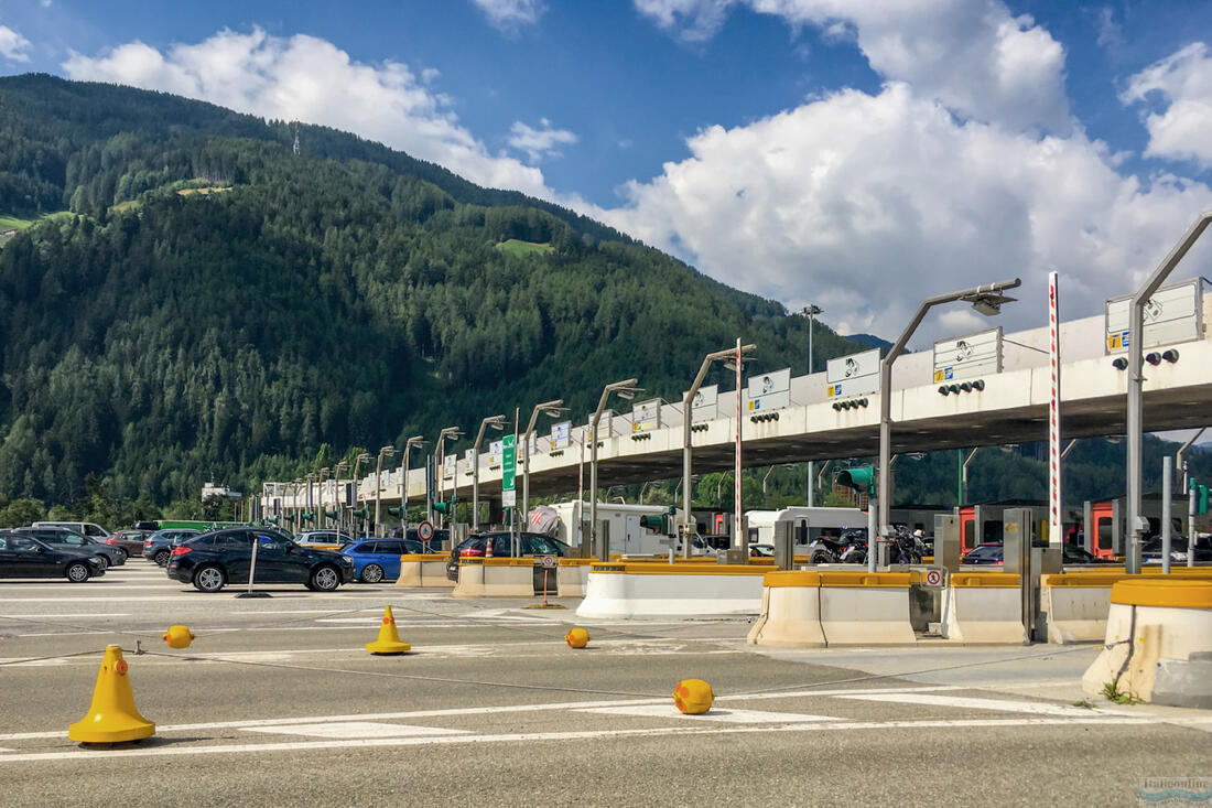 Станция взимания платы за проезд по автомагистрали в Випитено, Италия