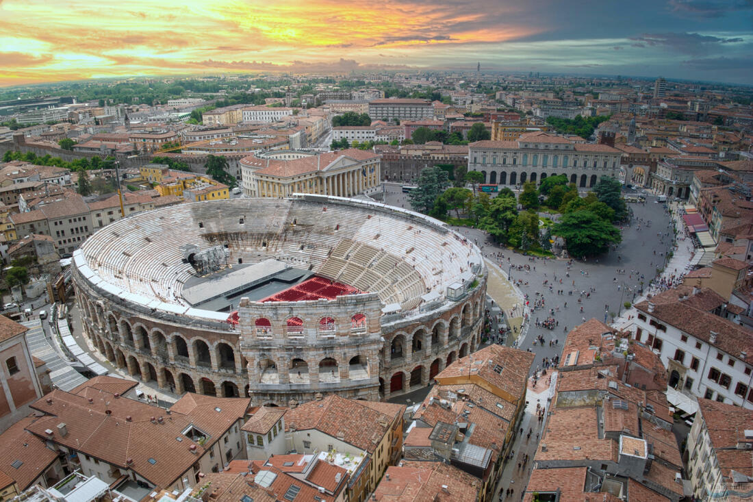 Панорамный вид сверху на арену в центре Вероны на закате
