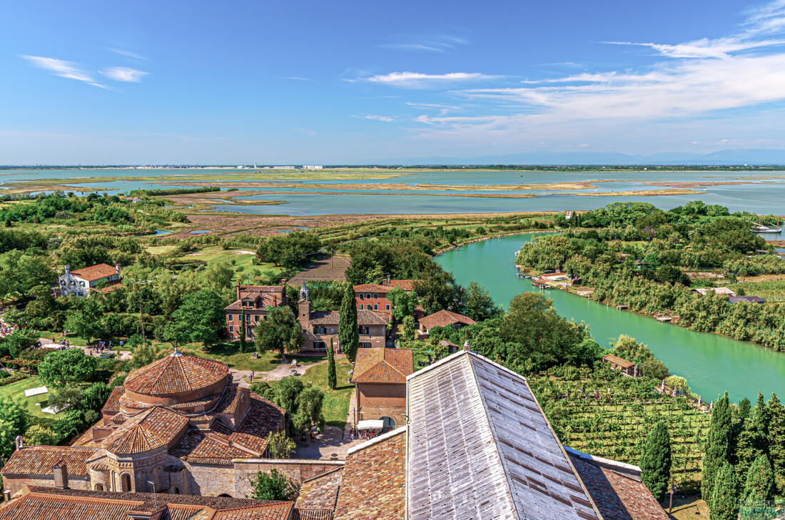 Torcello-sziget - kilátás a Santa Maria Assunta-bazilikáról a velencei lagúnán