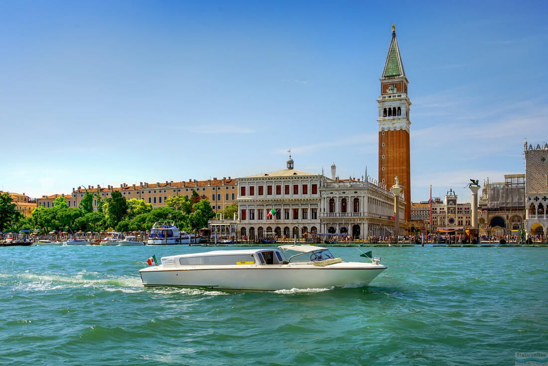 Vodný taxík pláva pred námestím Piazza San Marco, Benátky