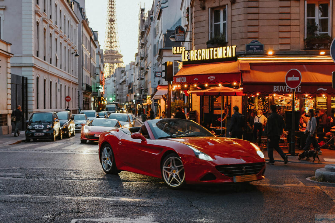 Ferrari California T a Boulevardon, Párizs, Franciaország