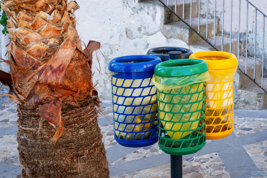 Müllsortierbehälter in der Stadt. Gelb – Papier, Blau – Plastik, Grün – Glas, Grau – gemischter Abfall. Tropea, Kalabrien, Italien.
