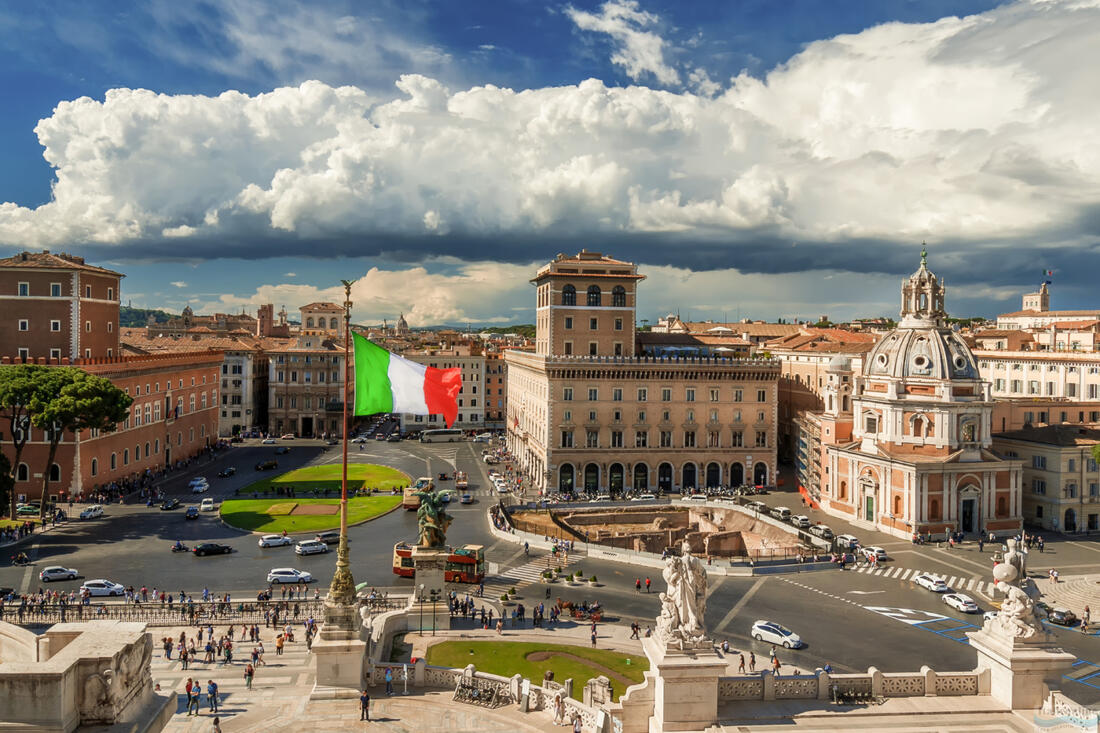 Italská vlajka na náměstí Piazza Venezia v centru Říma