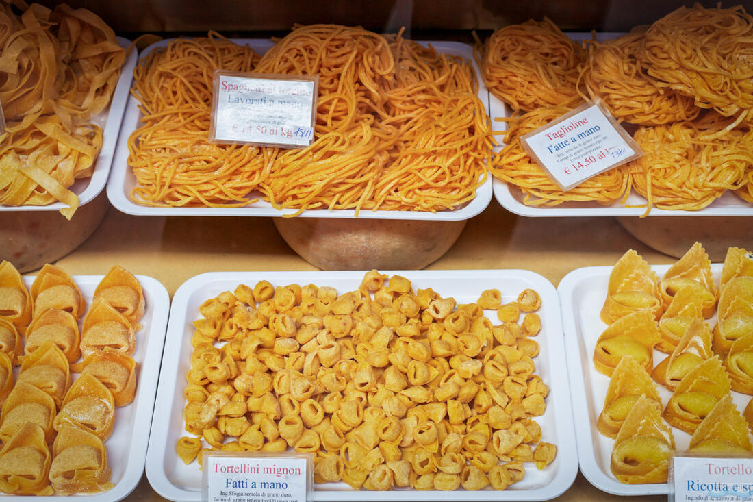 Traditionelle, frisch zubereitete Bolognese-Nudeln aus der Region in einem kleinen Laden