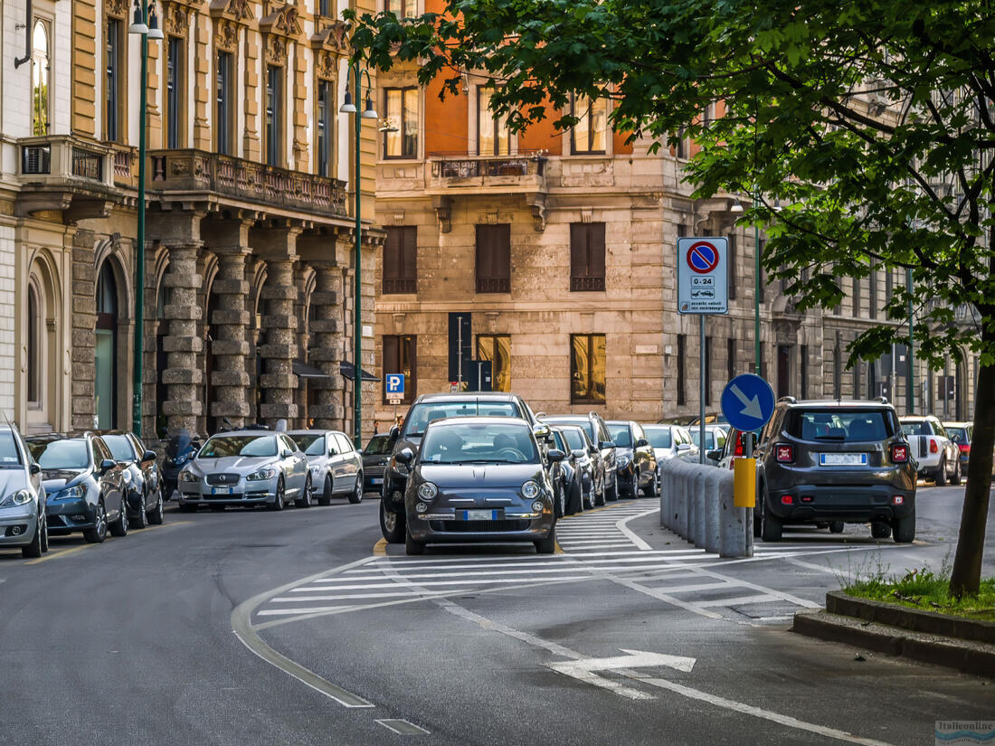 Parkování na ulici ve staré čtvrti Milána