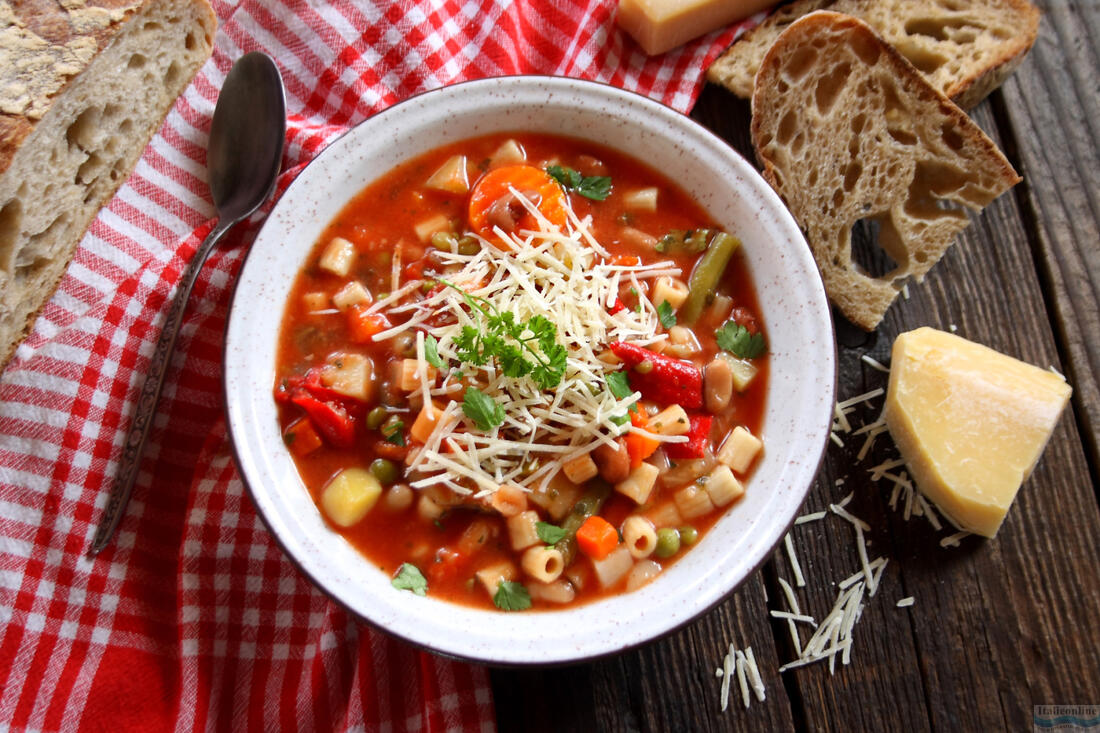 Minestrone - tradiční italská domácí polévka z rajčat, mrkve, cibule, savojského zelí, fazolí cannellini, celeru a brambor pro zdravou vegetariánskou stravu při hubnutí