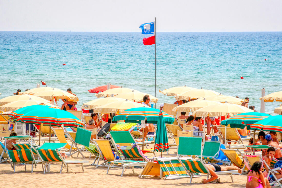 Błękitna flaga na plaży Ginosa di Marina
