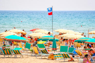 Italy and flags on the beach - what do they mean?