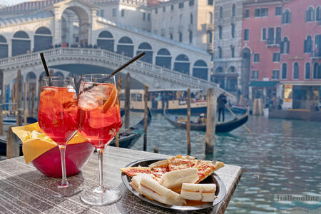 Czym jest Aperitivo italiano - jedzeniem czy piciem? Jedno i drugie oraz coś więcej!