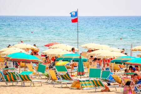Włoskie flagi na plaży - co oznaczają?
